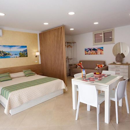 גיארדיני נאקסוס Theos Holidays Apartments מראה חיצוני תמונה